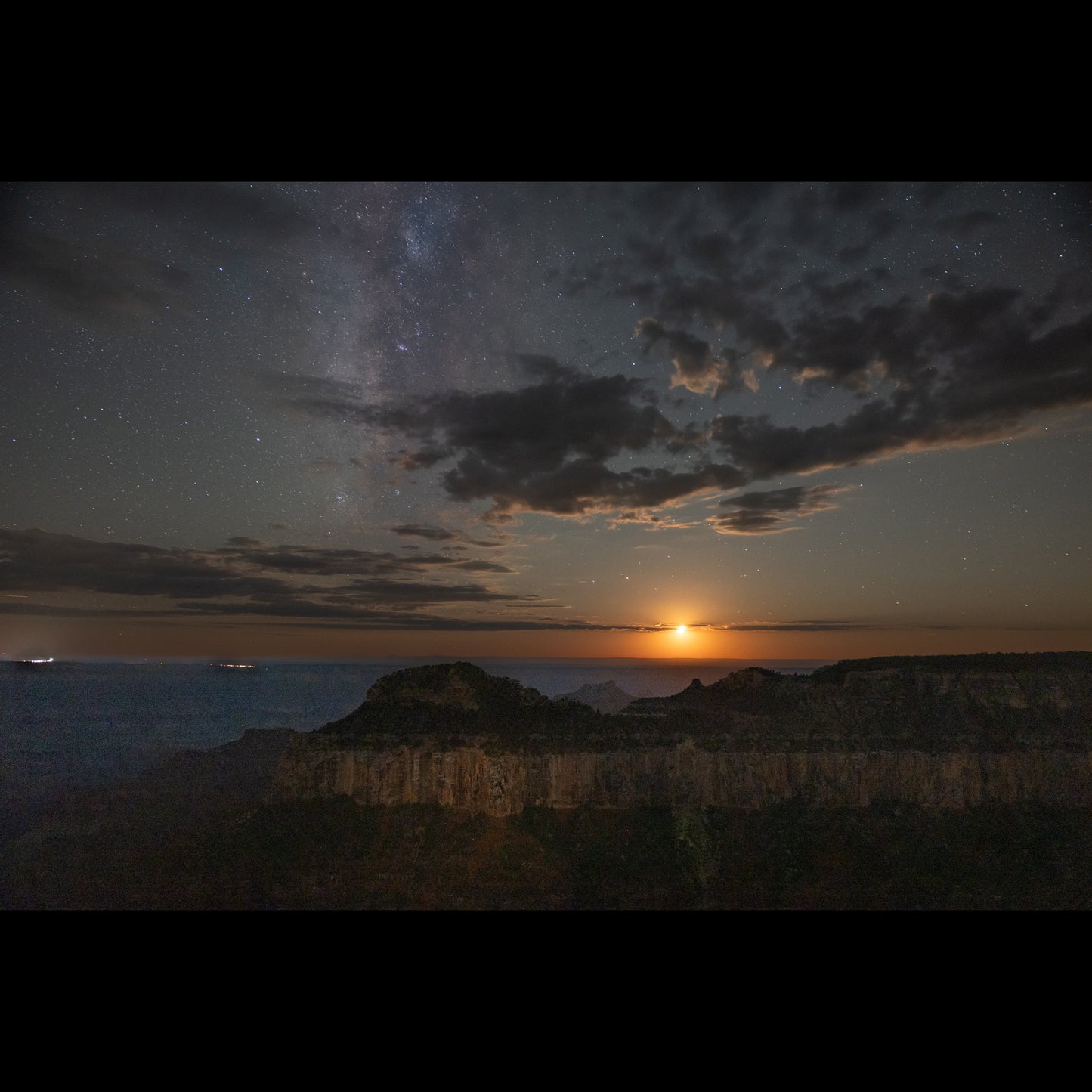 Photo of the Milky Way and moonset over the Grand Canyon